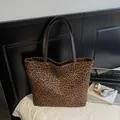 Große Shopper-Tasche mit Leopardenmuster und dunkelbraunen Ledergriffen für Damen - Ohne Anhänger / Braun