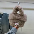 Borsa a secchiello in peluche kaki in ecopelliccia con trama agnello e catena argento - Cachi