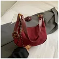 Elegante borsa hobo bordeaux con texture patchwork, dettagli dorati e tracolla lunga - Con Ciondolo / Borgogna