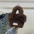 Borsa a secchiello marrone scuro in finta pelle di agnello con bordo in peluche - Marrone