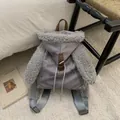 Detalle de la mochila con orejas de conejo en forro polar gris y correa de cuero - Gris