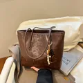 Dunkelbraune Shopper-Tasche mit Welpen-Prägung und buntem Holzperlen-Anhänger - Braun