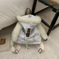 Detalle de mochila de orejas de conejo con ribete de piel sintética y hebilla de cuero en alfombra - Blanco
