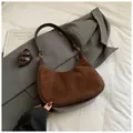 Borsa a luna vintage in pelle scamosciata marrone con dettagli in pelle e oro - Senza Ciondolo / Marrone