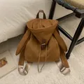 Detalle de mochila marrón de ante sintético con orejas de conejo y cierre de cordón - Marrón