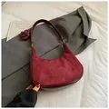 Borsa hobo bordeaux scuro in pelle scamosciata con dettagli in metallo dorato - Senza Ciondolo / Borgogna