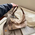Beige suède draagtas met bruine kunstleren riemen en schattige teddybeer hanger - Met Hanger Stijl / Khaki