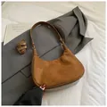 Borsa hobo marrone in pelle scamosciata con tracolla e forma a mezzaluna - Senza Ciondolo / Marrone