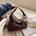 Grote bordeauxrode suède shopper met metalen gesp en pluchen puppy hanger - Met Hanger Stijl / Bruin