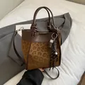 Sac seau imprimé léopard en similicuir marron avec poignées nouées et bandoulière - Avec Pendentif / Marron