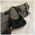 Borsa hobo nera chic in pelle scamosciata con finiture e dettagli dorati - Senza Ciondolo / Nero