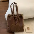 Borsa tote vintage marrone in pelle scamosciata con cuore di peluche e coulisse laterali - Marrone