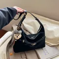 Zwarte suède hobo schoudertas met gouden details en schattige pluche puppy hanger - Met Hanger Stijl / Zwart