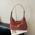 Burgundy suede hobo bag with a V-shaped leather trim and golden metal buckles - No Pendant Style / Red Brown