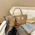 Bolso bandolera de pana beige con colgante de cuentas de madera y correas de ecopiel - Caqui