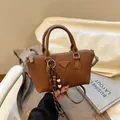 Borsa a tracolla in velluto marrone con manici in pelle e nappa di perline - Colore caramello