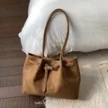 Borsa tote vintage in pelle scamosciata marrone con grande capacità e fibbia decorativa - Senza ciondolo / Marrone