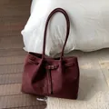 Grande borsa tote bordeaux retrò in pelle opaca con elegante dettaglio a fibbia - Senza ciondolo / Borgogna
