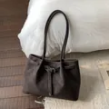 Borsa tote in pelle scamosciata marrone scuro opaco con fibbia e tracolle lunghe - Senza ciondolo / Marrone