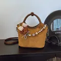 Sac seau en daim marron avec breloque perlée et pendentif chiot en peluche - Avec Pendentif / Brun Chocolat Cru