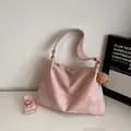 Bolso tote de ante rosa con colgante de seta marrón y correa a juego para uso diario - Con Colgante / Rosa