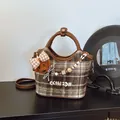 Sac seau à carreaux marron avec breloque ours en peluche et bandoulière perlée - Avec Pendentif / Café Plaid