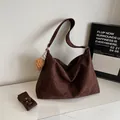 Bolso tote grande de ante marrón oscuro con colgante de peluche y correa ancha - Con Colgante / Marrón