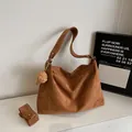 Bolso tote de gamuza marrón con correa ancha y colgante de bola tejida de estilo retro - Con Colgante / Marrón