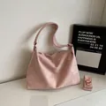 Bolso hobo grande de ante rosa para mujer con bolsa decorativa y cierre de cremallera - Sin colgante / Rosa