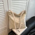 Elegante borsa a secchiello beige con paillettes luccicanti e manico in corda - Stile Jacquard Farfalla / Bianco