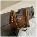 Braune Wildleder Schultertasche mit Steppmuster, Goldkette und Vintage-Holzperlenanhänger - Braun mit Anhänger