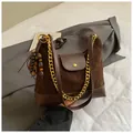 Dunkelbraune Wildleder-Umhängetasche mit goldener Kette und Ethno-Perlenanhänger-Dekor - Kaffee Mit Anhänger