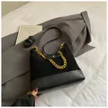 Schwarze Kette-Tasche aus Wildleder und Leder mit Goldbeschlägen für trendige Wintermode - Schwarz ohne Anhänger