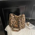 Grand sac cabas en peluche pour femme avec imprimé léopard et texture douce d'hiver - Marron
