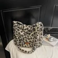 Sac cabas d'hiver en peluche avec motif léopard vert et noir et texture douce - Kaki