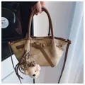 Sac cabas rétro en daim kaki avec lanières en cuir marron et breloque en peluche - Khaki Avec Pendentif