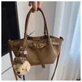 Sac fourre-tout en daim marron avec boucles et adorable charm de chien en peluche - Marron avec Pendentif