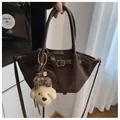 Sac fourre-tout en daim marron foncé avec sangle en cuir et breloque chien - Café Avec Pendentif