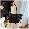 Sac fourre-tout noir en daim avec boucle dorée et accessoire ours en peluche mignon - Noir Avec Pendentif