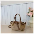 Bolso tote de ante caqui con correas de cuero marrón oscuro y detalle de hebilla - Caqui (Sin Colgante)