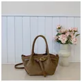 Bolso de hombro retro en ante marrón oscuro con hebilla dorada y gran capacidad para diario - Marrón Sin Colgante