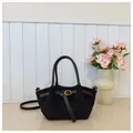 Bolso tote retro de gamuza negra con hebilla de metal dorada y correa larga ajustable - Negro sin Colgante