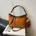 Retro Braune Wildleder Unterarmtasche mit schwarzem Besatz und Bärenanhänger - Braun mit Anhänger