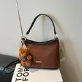 Braune Schultertasche aus Wildlederimitat mit Plüschbär-Anhänger und Lederriemen - Kaffee Mit Anhänger