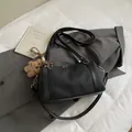 Minimalistische schwarze Nylon-Tragetasche mit Lederbesatz und braunem Bär-Anhänger - Klein (Mit Anhänger) / Schwarz