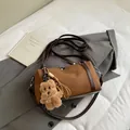 Schicke Boston-Tasche aus braunem Leder mit Patchwork-Design und süßem Plüschbär-Anhänger - Klein (Mit Anhänger) / Braun