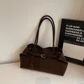 Große Retro-Schultertasche aus dunkelbraunem Ölwachs-Leder mit silberner Schnalle - Braun Ohne Anhänger