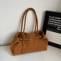 Minimalistische braune Shopper-Tasche aus Ölwachsleder mit großer Kapazität und feiner Textur - Braun Ohne Anhänger