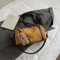 Retro gelbe Boston Bag mit dunkelbraunen Riemen und süßem Plüsch-Teddy-Anhänger - Klein (Mit Anhänger) / Gelbbraun