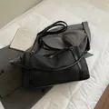 Minimalistische schwarze Einkaufstasche aus wasserdichter Kunstfaser auf grauem Sakko - Groß (Ohne Anhänger) / Schwarz